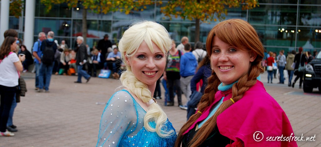 Elsa und Anna aus Frozen als Cosplayer auf der Buchmesse