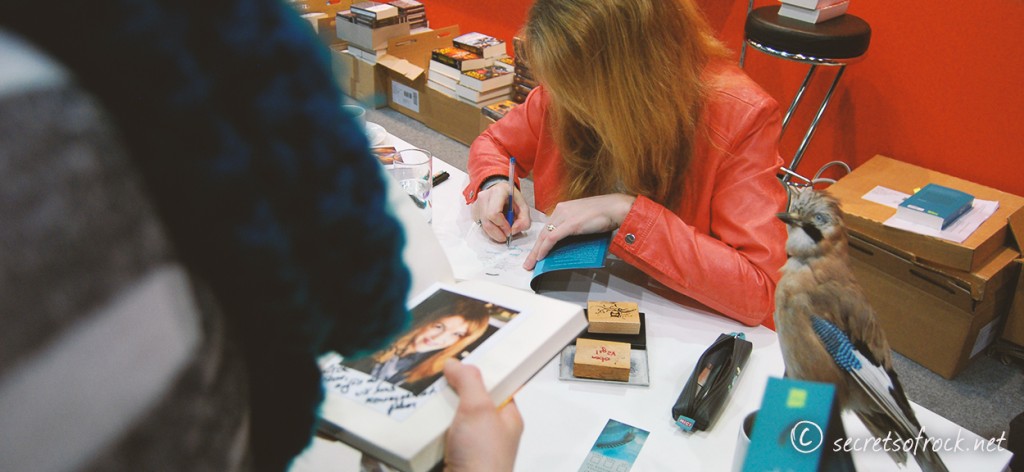 Sandra Regnier während der Signierstunde